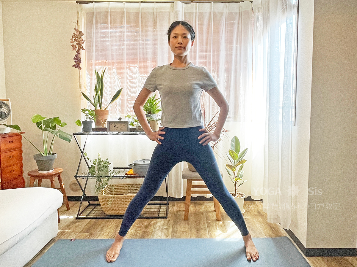 ピラミッドのポーズのやり方1.脚を広げて立つ|滋賀県野洲駅前のヨガ教室 YOGAサロン Sis