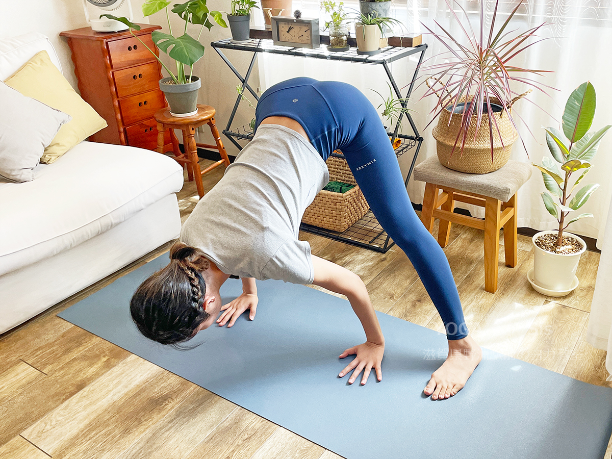 ピラミッドのポーズのやり方2.前屈する|滋賀県野洲駅前のヨガ教室 YOGAサロン Sis